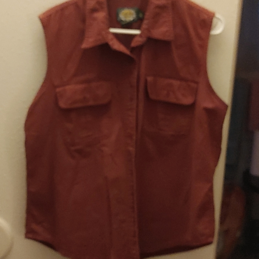 Sleeveless top for women